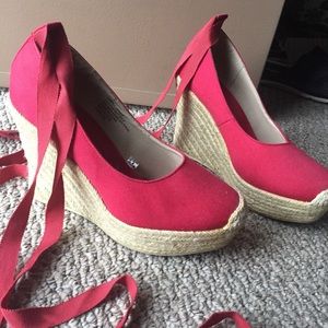 Perfect-for-summer red wedges ✨